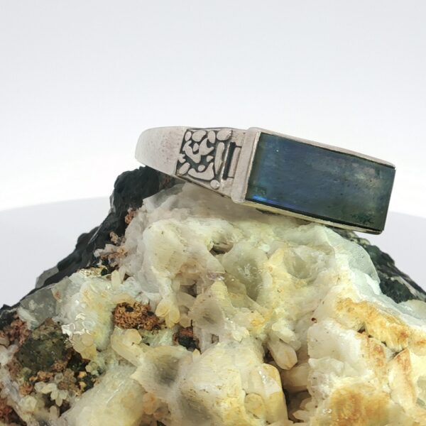 Sterling Silver Men’s Labradorite Ring with Hidden Compartment – Amarocks Men's/Unisex Statement Jewelry - Image 3